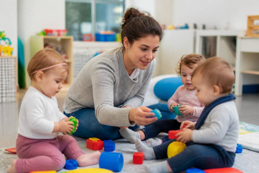 Aide éducatrice : missions, formation et salaire