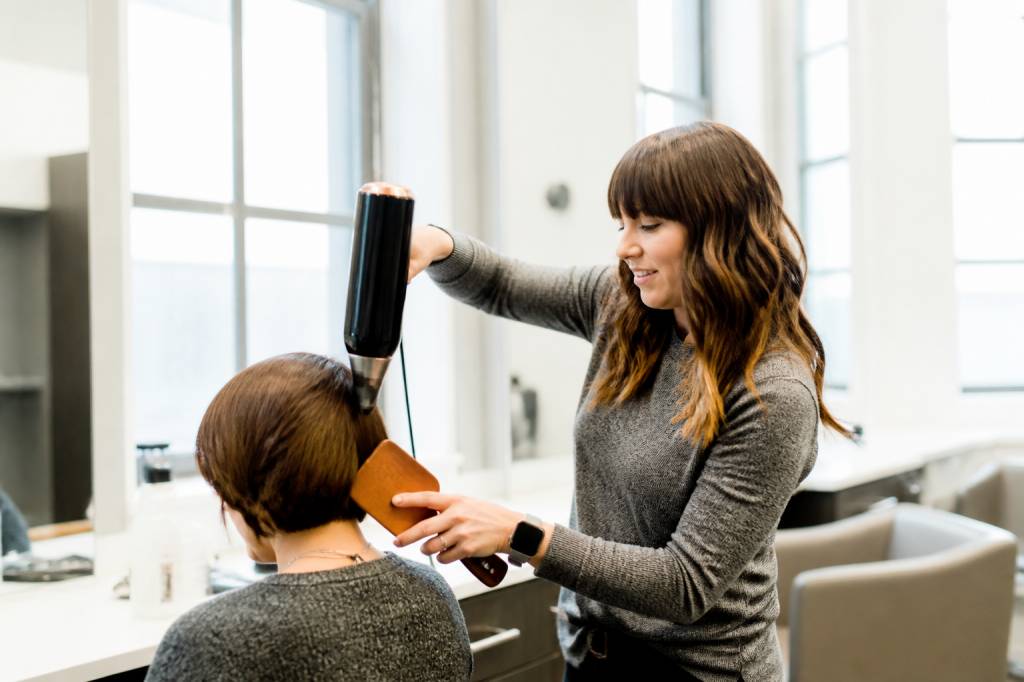 Coiffeuse salaire : combien gagne une coiffeuse en France ?