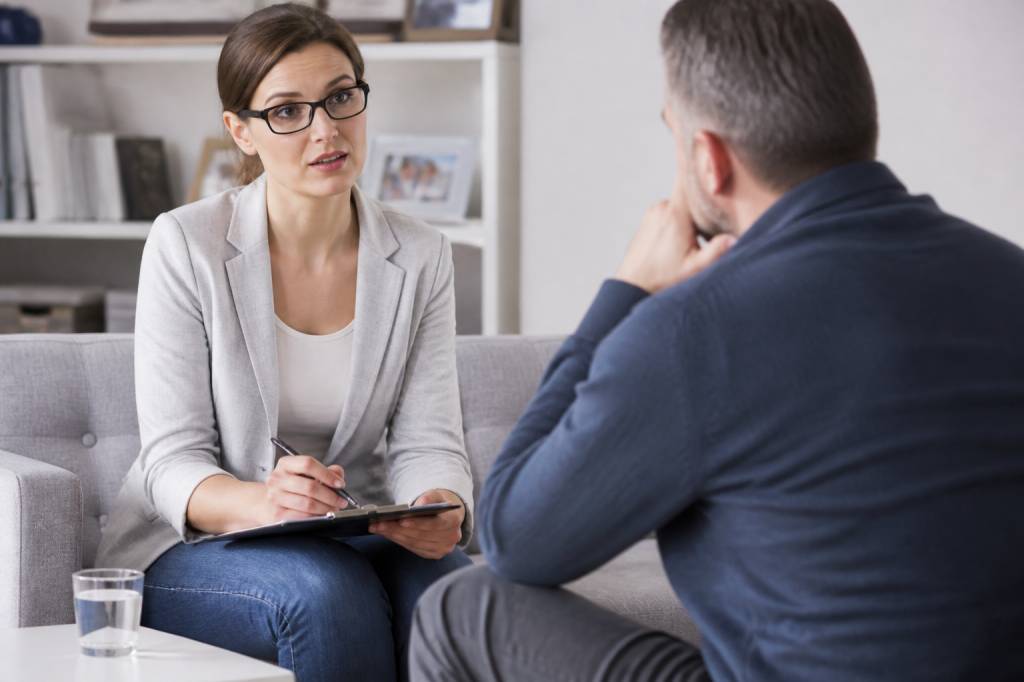 Assistant de service social salaire : combien gagne ce métier ?