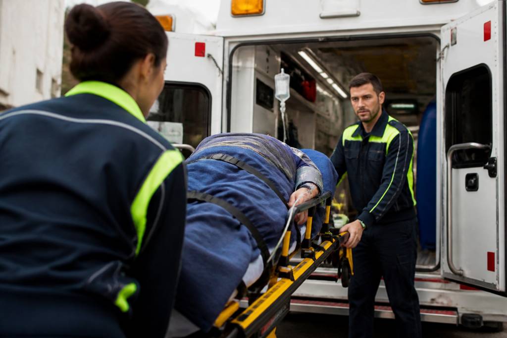 Ambulancier reconversion : formations, démarches et débouchés professionnels