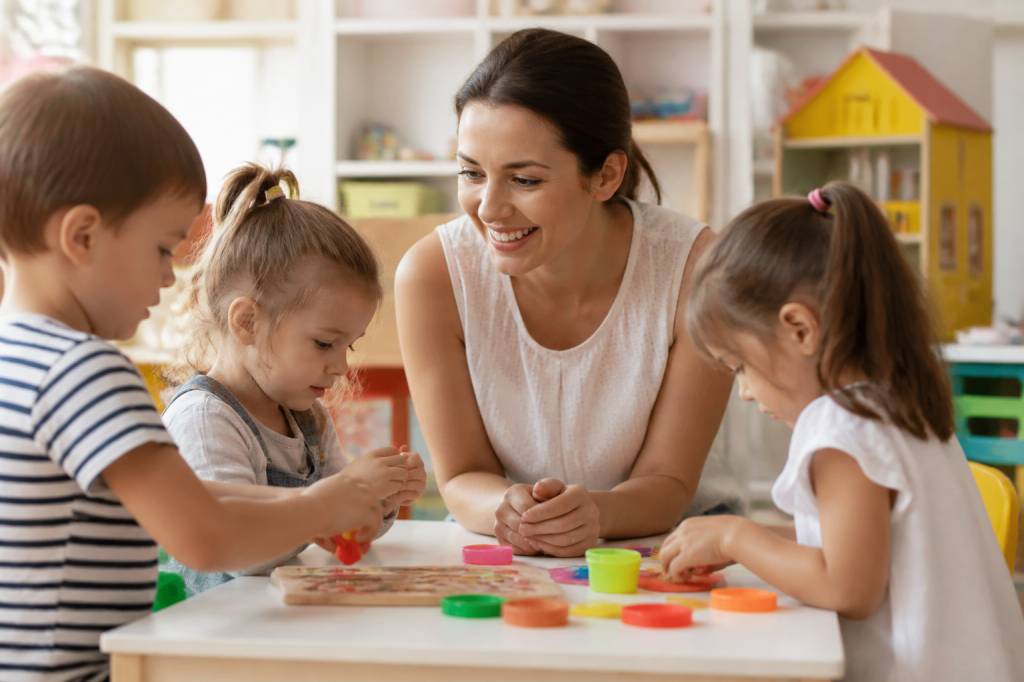 Comment devenir directrice de crèche : formations, compétences et parcours professionnel