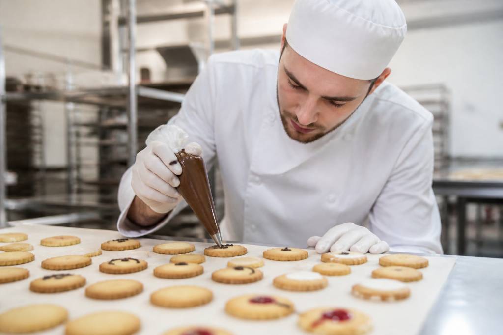 Comment devenir biscuitier : formation, compétences et débouchés